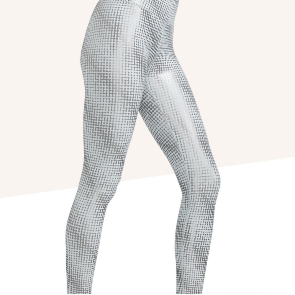 Peloton Silver and White Show Up Foil Patterned Apparel